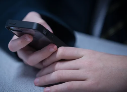 Fight begins to make mobile-free schools law
